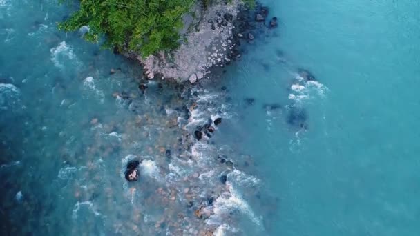 Красивая река с пресной водой слияния двух рек в один вид сверху . — стоковое видео