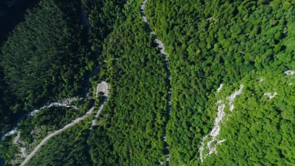 Gunung serpentine sempit berkelok-kelok jalan pandangan dari atas. Gunung Kaukasus . — Stok Video