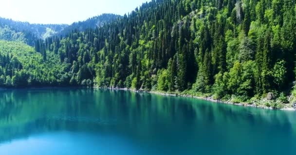 Blue mountain Lake Malaya Ritsa in Abkhazia. Panoramic view over the water with views of the high mountains. — Stock Video