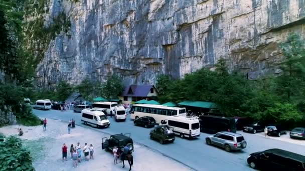 Abkhazia, Yupshar gorge 9 серпня 2019 Тур автобус Стоп в каньйоні. Панорама мікроавтобуса. — стокове відео