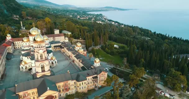 Panorâmica do novo mosteiro de Athos. Vista do mar negro a partir do drone. A área circundante da dacha Stalins . — Vídeo de Stock