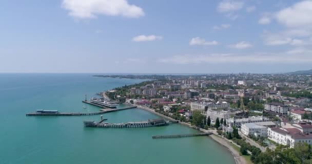 Vista aérea de toda a cidade de Sukhumi, Abcásia. cais da cidade, a praia central de Ship Cove . — Vídeo de Stock