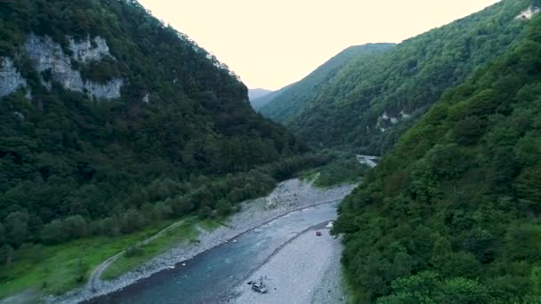 緑の山の谷の山の峡谷で川です。川岸でのキャンプ. — ストック動画