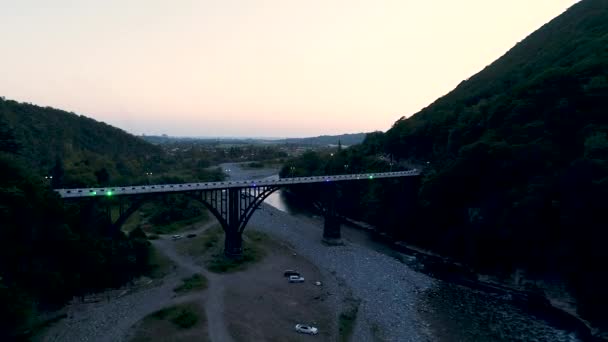 Straßenbrücke über den Fluss Gumista, zwischen neuem Athos und Sukhum, Abchasien. — Stockvideo