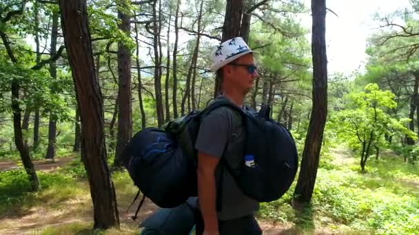 Junger Mann bewegt sich auf Waldweg-Rucksack. dzhankhot krasnodar region august 2019 — Stockvideo