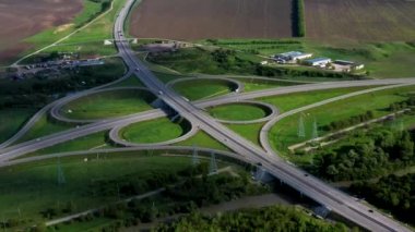 Karayolu köprüsündeki büyük yol kavşağı.