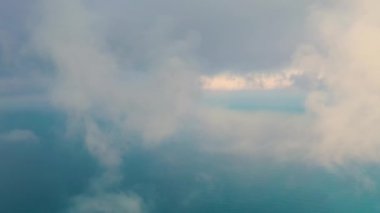 Bulutların üzerinde uçan drone bulutların üzerinde