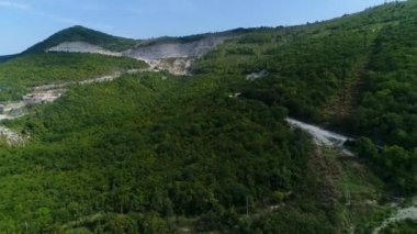 Taş ocağını açık havada kazın. Taş ocağına dik bir tırmanış..