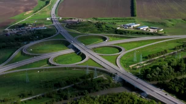 Duża skrzyżowanie dróg na moście autostrady przez linie energetyczne rzeki nad autostradą — Wideo stockowe