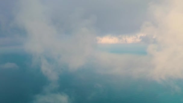 Dron letící v mracích nad černým mořem panorama mraků — Stock video