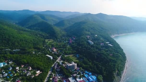 Şehrin en üst manzarası Karadeniz sahilinin donanımlı sahili. Renkli plaj şemsiyeleri. İnsanlar denizde banyo yapıyor.. — Stok video