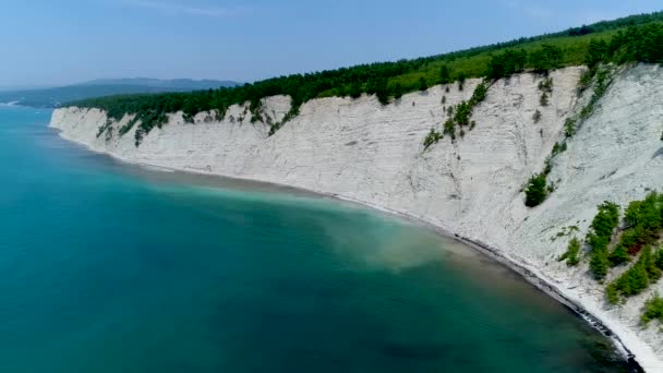 Černé moře pláž a vysoké bílé útesy borovice na pláži — Stock video