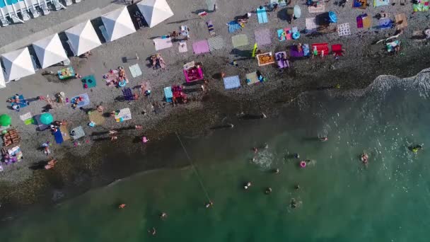 Top uitzicht op de stad strand mensen zonnebaden op het strand en zwemmen in de zwarte zee — Stockvideo