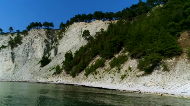 Wysoka czarna plaża morska niebieska otchłań ludzie kąpią się na wybrzeżu — Wideo stockowe