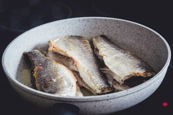 Pescado De Lubina Frito Con Piel Crujiente Dorada En Una Sartén Cocinar Cocinero Stock Photo 243459220<script async src=