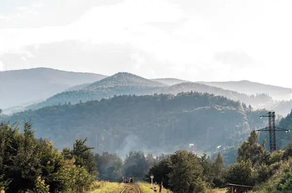 Dağ haze ve demiryolu.