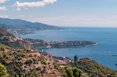 Dağlar ve deniz Monaco yakınındaki peyzaj.
