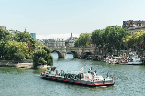 Paris turistler teknede şehri keşfetmek.