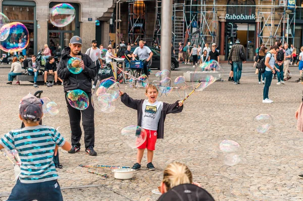 Çocuk Amsterdam merkezinde kabarcıklar oluşturmak.