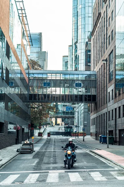 Motorcu euro parliament yakınındaki.