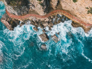 Budva yakınlarındaki Mogren Sahili 'nde deniz dalgaları. Parlak, vahşi, deniz.
