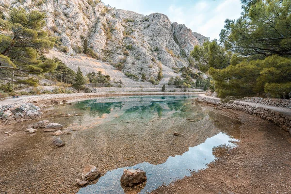 Hırvatistan 'ın Zavratnica körfezinde kristal berrak su.