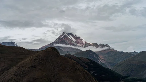 Gece gökyüzünde yanıp sönen el feneri.