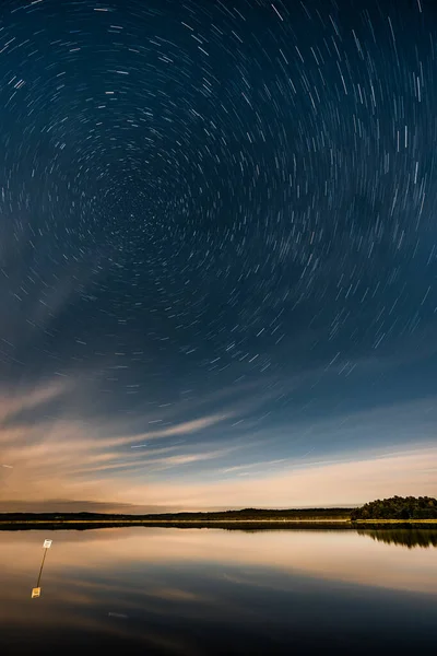 Göldeki yıldız izleri.