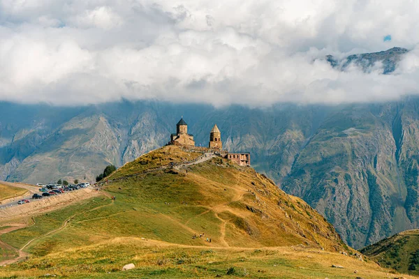 Kazbegi dağlarındaki bulutların içindeki güzellik kilisesi. Burası Gergeti Trinity Kilisesi..
