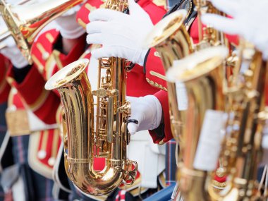 Karnaval katılımcısının saksafonuna yakın çekim