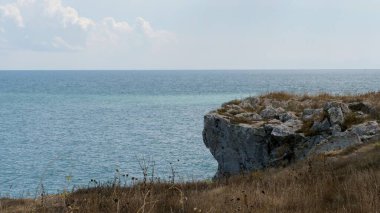Huzurlu Okyanus ve Mavi Gökyüzü Ufkuyla Sahne Uçurumu
