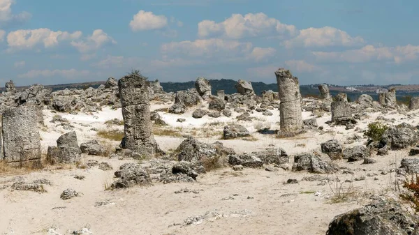 Çöldeki Kaya oluşumları Açık Gökyüzü Altında