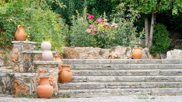 Kırsal Taş Merdivenler Çamur Çömlekleri ve Canlı Çiçek Bahçesi ile süslenir
