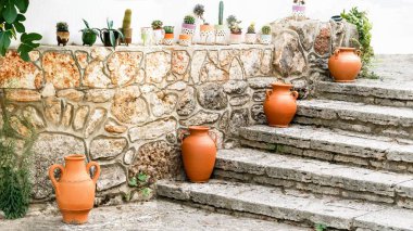 Bir kil atölyesinin avlusunda sürahiler sergileniyor.