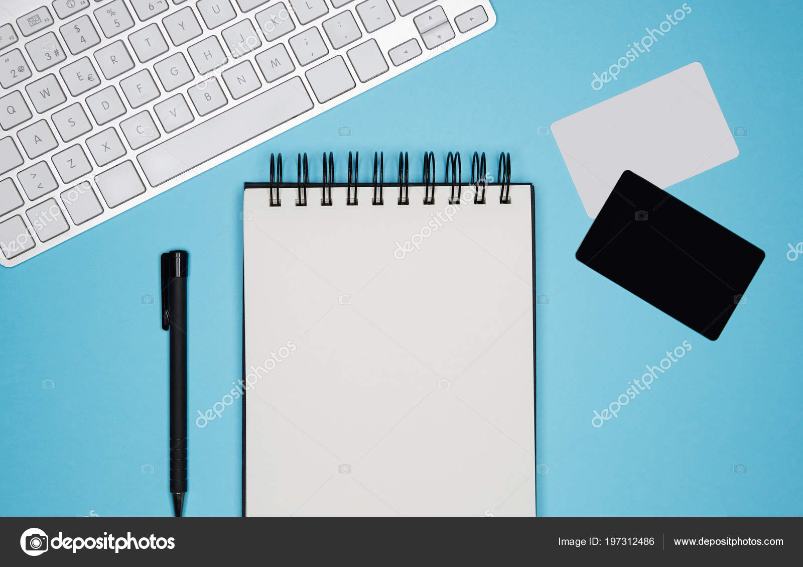 Download Maquete de dois cartões de crédito em branco, livro de ...