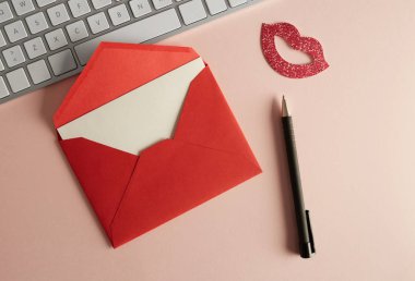 Mockup klavye boş renk masasında zarf, kalem ve bilgisayar. İş boş mock-up arka plan mesaj yazmak için. Üstten görünüm. Yatay.