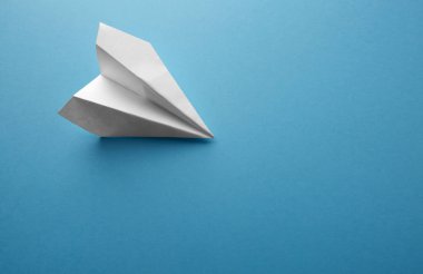 Seyahat uçak kavramı. Mavi renk arka plan kopya alanı için boş boş alan ile uçak ile seyahat kavramının mockup tasarım. Yatay.