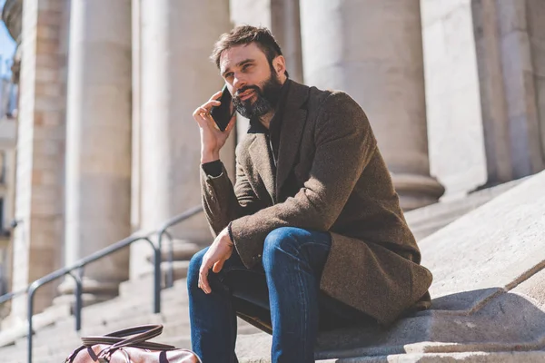 Hombre de negocios guapo hablando en un teléfono móvil.Empresario profesional casual utilizando el teléfono inteligente fuera . — Foto de Stock
