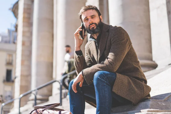 Atractivo hombre de negocios hablando en un teléfono móvil.Empresario profesional casual utilizando el teléfono inteligente fuera . — Foto de Stock