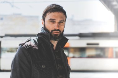 Arka plan bulanık üzerinde sakallı yakışıklı emin olgun adam. Şık giysiler içinde açık havada poz giyinmiş şık serin erkek.