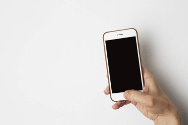 Mockup Smartphone ile erkek elini tutarak boş siyah perde. İş nesneleri mesaj yazmak için Model arka plan boş