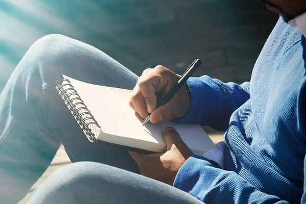 Atraente casualmente vestido jovem americano africano fazendo anotações em copybook pad. Estudante se preparando para a aula na faculdade . — Fotografia de Stock