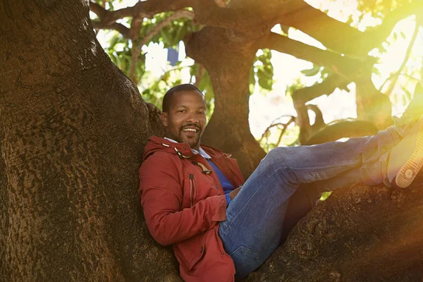 Atractivo seguro de sí mismo joven afroamericano hipster en desgaste formal pasar tiempo en la ciudad jardín park.Blurred fondo . —  Fotos de Stock