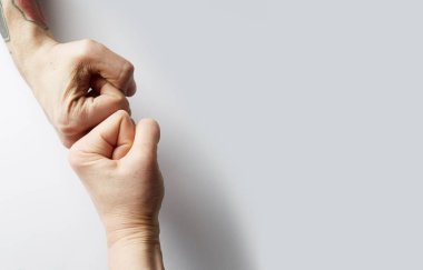 Beyaz boş arka planda iki yumruk çatışması kapatın. Çatışma, kavramı rekabet vb.