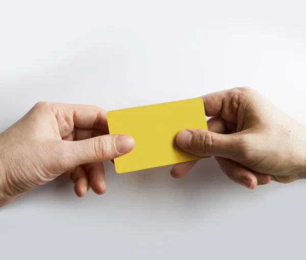 Erkek eli boş sarı renk kredi kartı veren garsona closeup — Stok fotoğraf