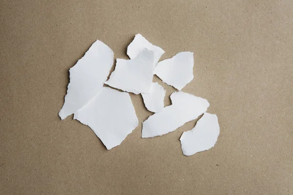 Szakadt papír üres kézműves-háttér vágógörbével. — Stock Fotó