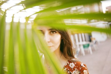 Sahilde uzun saçlı güzel bir gülümseyen kadın moda portre. Moda fotoğraf.