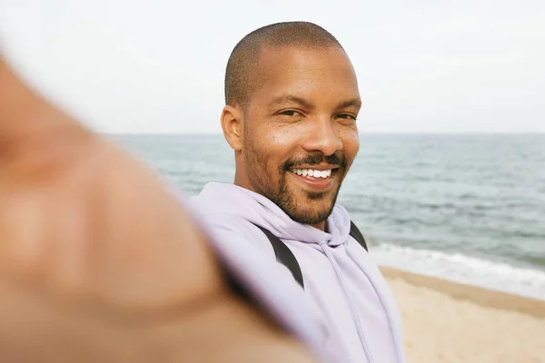 Funky joven afroamericano hipster hombre haciendo sonrisa y tomando selfie mano al aire libre de la ciudad . —  Fotos de Stock