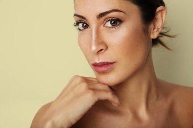 Temiz cilt, doğal makyaj boş sarı renk arka plan üzerinde olan güzel kadın. Portre kadar kapatın. Moda ve sağlık kozmetik yüz cilt kavramı. Kopya hamur metin alanı.