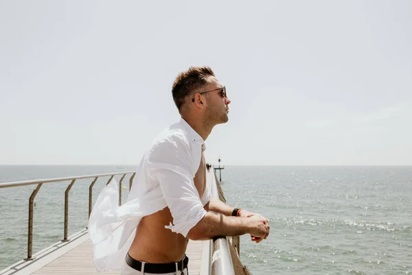Knappe Gelukkig Man Dragen Witte Shirt Zonnebrillen Zee Oceaan Achtergrond — Stockfoto